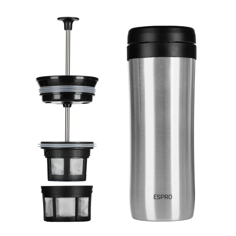 Produktbillede af Espro Travel P1 stempelkande i børstet stål. Kanden er slank og høj, med en mat finish. Øverst ses låget og stempelmekanismen, og ved siden af er filterenhederne placeret i en opstillet visning, der viser de forskellige lag af det dobbelte filter. Den minimalistiske og elegante stil gør kanden ideel til at brygge kaffe på farten.