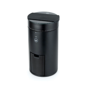 Wilfa Uniform kaffekværn i sort, set skråt oppefra, med minimalistisk design og et glat låg. Ovenpå låget ses en silikonemåtte.