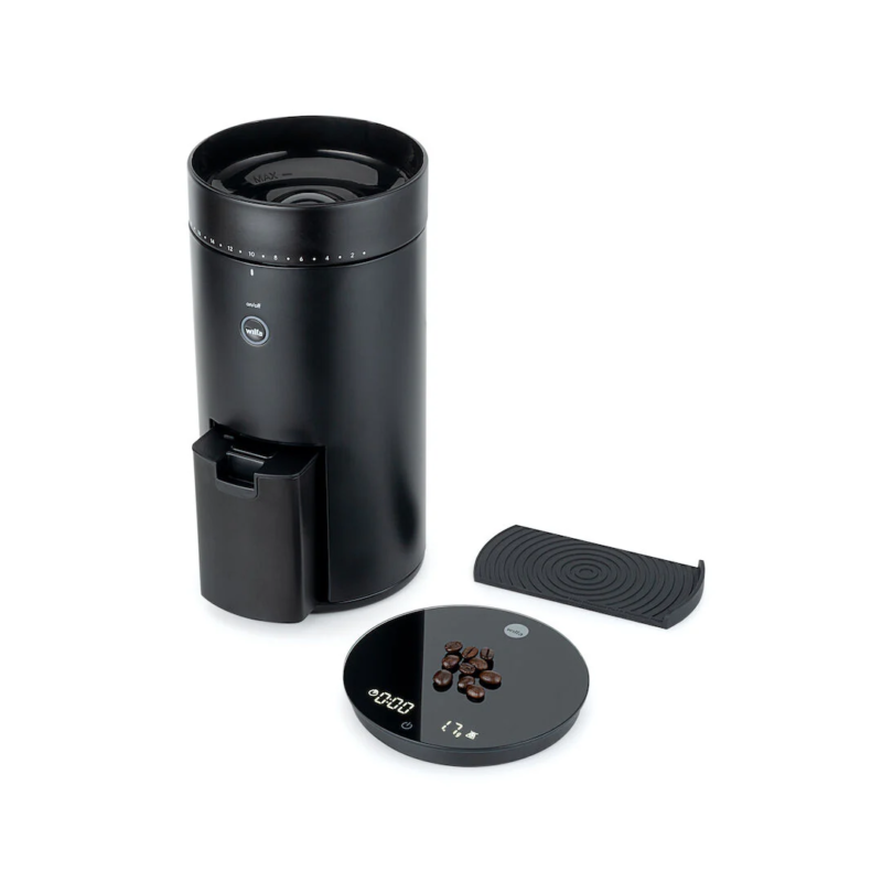 Wilfa Uniform WSFBS-200B kaffekværn i sort med digital kaffevægt og sort silikoneunderlag ved siden af.