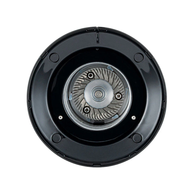 Nærbillede af Wilfa Uniform kaffekværnens kværnblade i den sorte udgave, med detaljerede skær.