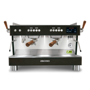 På billedet ses Ascaso Barista T 2024 - 2 gruppes. En professionel espressomaskine fra Ascaso med to gruppehoveder, træhåndtag og digitale temperaturdisplays, designet til cafébrug.