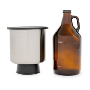 Espro Cold Brew Kit med en ravfarvet glaskaraffel på 1,9 liter og en rustfri stålbeholder, der fungerer som bryggeenhed. Sættet viser det komplette system til koldbrygning af kaffe.