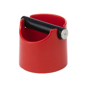 JoeFrex knockbox i rød, kompakt model lavet af holdbar plast med en sort gummistang, der er fastgjort med metalender. Perfekt til at opsamle kaffegrums i mindre køkkener eller kaffestationer.