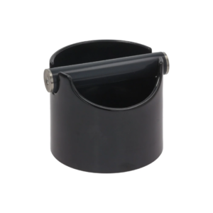 JoeFrex knockbox i sort, fremstillet af holdbar plast med en sort gummistang fastgjort med metalender. Ideel til effektivt at opsamle kaffegrums og passer perfekt i mindre køkkener eller kaffestationer.