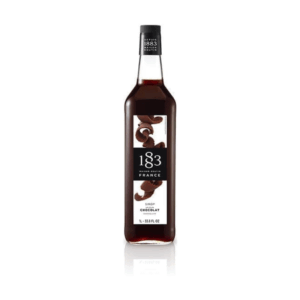 1883 Routin Chokoladesirup 1L. En større 1-liters glasflaske med chokoladesirup fra 1883 Maison Routin. Flasken har en sort kapsel og en stilfuld etiket med mærkets logo og en elegant illustration af rullede chokoladestykker. Produktnavnet “Sirup Chocolat” står tydeligt i sort tekst under illustrationen. Flaskens mørkebrune sirup er synlig gennem glasset, hvilket fremhæver den intense chokoladesmag, siruppen repræsenterer. Flaskens kapacitet er angivet som “1L - 33.8 FL OZ”.