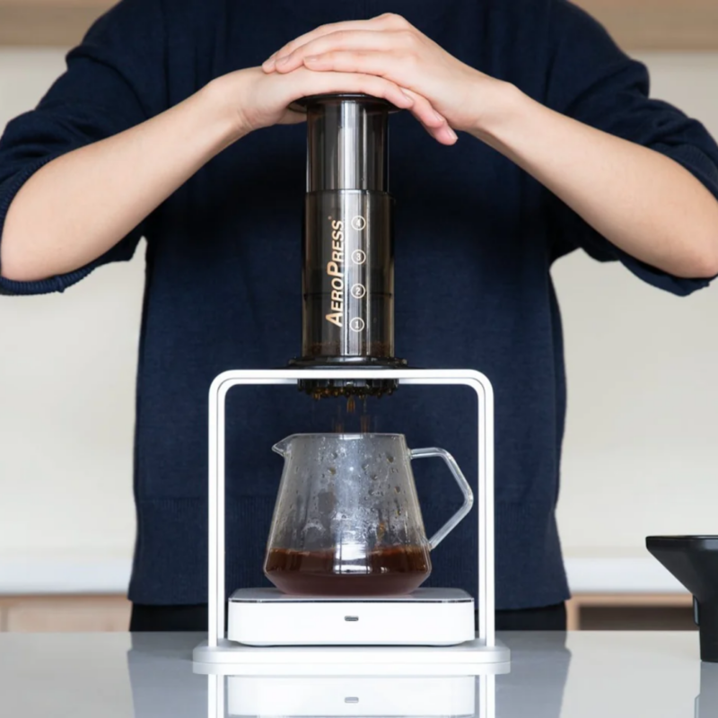 Acaia Titan Brew Stand i brug med en AeroPress.