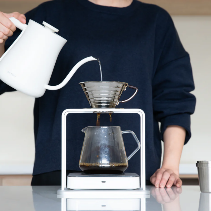 Acaia Titan Brew Stand i en pour-over brygning.