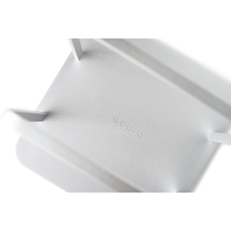 Nærbillede af Acaia Titan Brew Stand med præget logo.