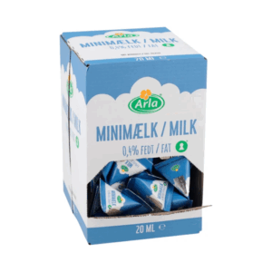 En kasse med Arla Minimælk brik. Hver brik indeholder 20 ml 0,4% minimælk. Emballagen er blå og hvid med Arlas logo og tekst på fronten