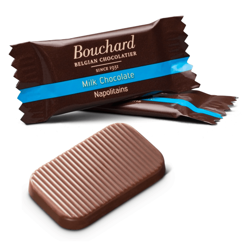 Individuelt indpakket mælkechokolade fra Bouchard Belgian Chocolatier. Emballagen er brun med en blå stribe, hvorpå teksten "Milk Chocolate Napolitains" er trykt.