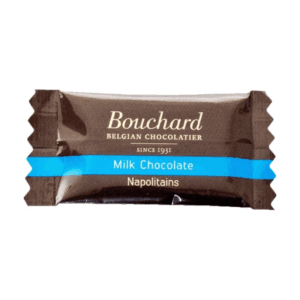 Individuelt indpakket mælkechokolade fra Bouchard Belgian Chocolatier. Emballagen er brun med en blå stribe, hvorpå teksten "Milk Chocolate Napolitains" er trykt.