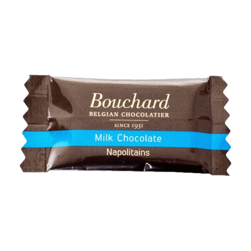 Individuelt indpakket mælkechokolade fra Bouchard Belgian Chocolatier. Emballagen er brun med en blå stribe, hvorpå teksten "Milk Chocolate Napolitains" er trykt.