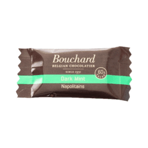 Individuelt indpakket mørk chokolade med mintsmag fra Bouchard Belgian Chocolatier. Emballagen er brun med en grøn stribe, hvor teksten "Dark Mint Napolitains" er trykt, sammen med mærkningen "60% cacao".