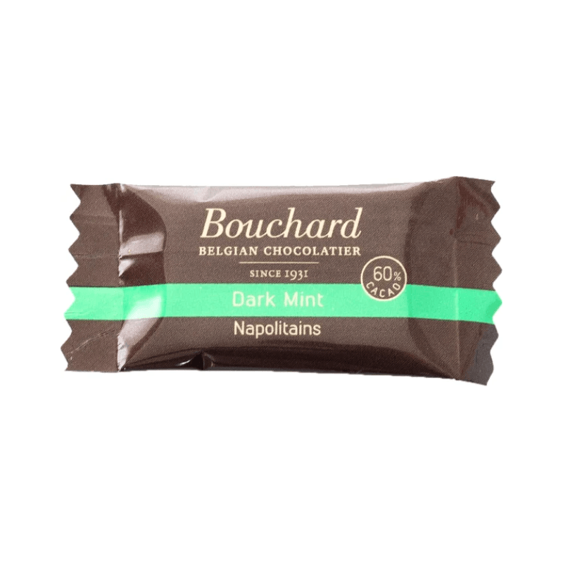 Individuelt indpakket mørk chokolade med mintsmag fra Bouchard Belgian Chocolatier. Emballagen er brun med en grøn stribe, hvor teksten "Dark Mint Napolitains" er trykt, sammen med mærkningen "60% cacao".