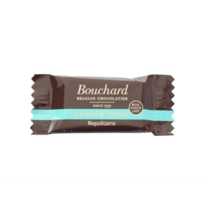 Bouchard Saltkaramel. En individuelt indpakket Bouchard belgisk chokolade med karamelsmag og havsalt, mærket "Napolitains" i en brun og lyseblå emballage.