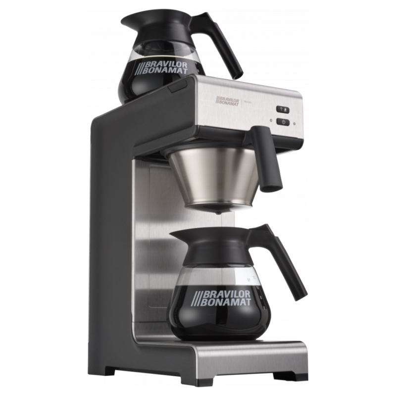 Nærbillede af Bravilor Bonamat Mondo kaffemaskine, hvor friskbrygget kaffe hældes i en af de medfølgende glaskander.