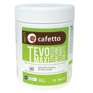 En hvid beholder med Cafetto Tevo Maxi Espresso Machine Cleaning Tablets. Etiketten har grønne og brune farver og indeholder information om, at produktet er NSF-certificeret og indeholder 150 rensetabletter til traditionelle espressomaskiner.