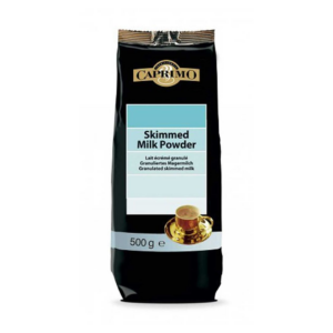 Billedet viser en pose Caprimo Skummetmælkspulver - 500 g. På posen står der Caprimo Skimmed Milk Powder. Emballagen er sort med et professionelt og enkelt design, der fremhæver produktets formål. Foran er der en lyseblå etiket med teksten "Skimmed Milk Powder" skrevet på flere sprog, hvilket indikerer dets internationale anvendelse. Nederst ses en illustration af en guldfarvet kop, der understreger produktets brug i forbindelse med varme drikke som kaffe.