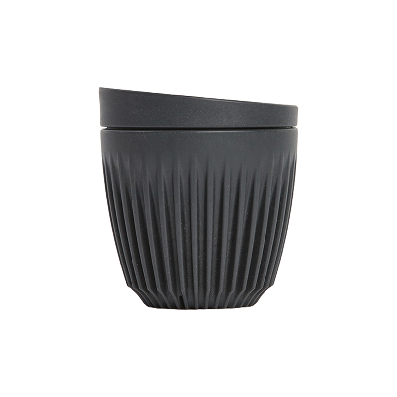 HuskeeCup m. Låg - Sort. En naturlig sort farvet HuskeeCup med låg i størrelsen 6 oz, med et ergonomisk og miljøvenligt design.