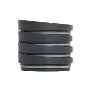 Huskee Låg Sort - 4 stk: En stak af fire sorte Huskee låg med en skrånende kant og en tætsluttende silikonekant, designet til genanvendelige kaffekopper.