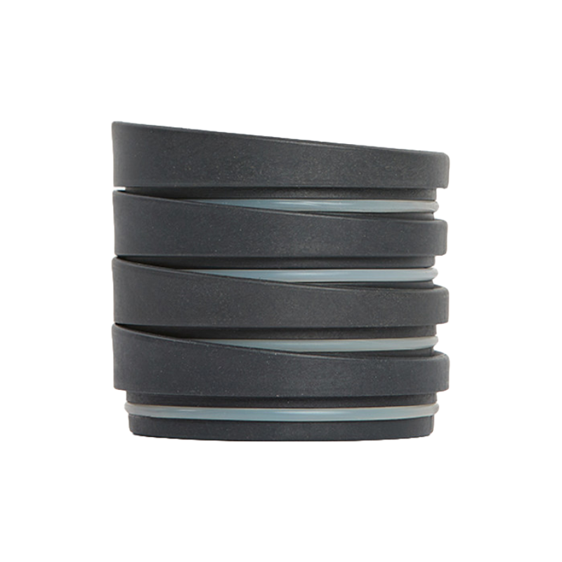 Huskee Låg Sort - 4 stk: En stak af fire sorte Huskee låg med en skrånende kant og en tætsluttende silikonekant, designet til genanvendelige kaffekopper.