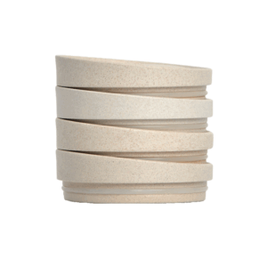 Huskee Låg Natur - 4 stk: En stak af fire naturligt farvede Huskee låg med en skrånende kant og en tætsluttende silikonekant, skabt til bæredygtige kaffekopper.