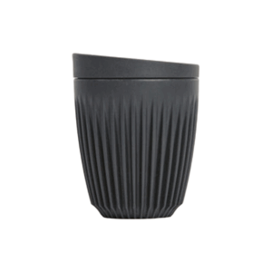 HuskeeCup m. Låg - Sort. En naturlig sort farvet HuskeeCup med låg i størrelsen 8 oz, med et ergonomisk og miljøvenligt design.