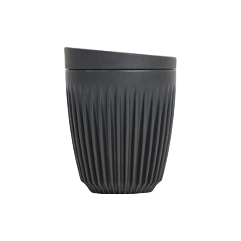 HuskeeCup m. Låg - Sort. En naturlig sort farvet HuskeeCup med låg i størrelsen 8 oz, med et ergonomisk og miljøvenligt design.