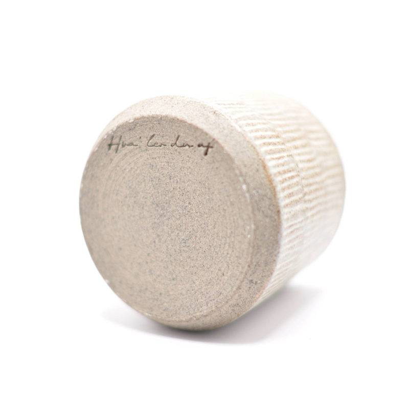 Bunden af en blå keramikkop med indgraveret "Hva' ler du af" signatur.