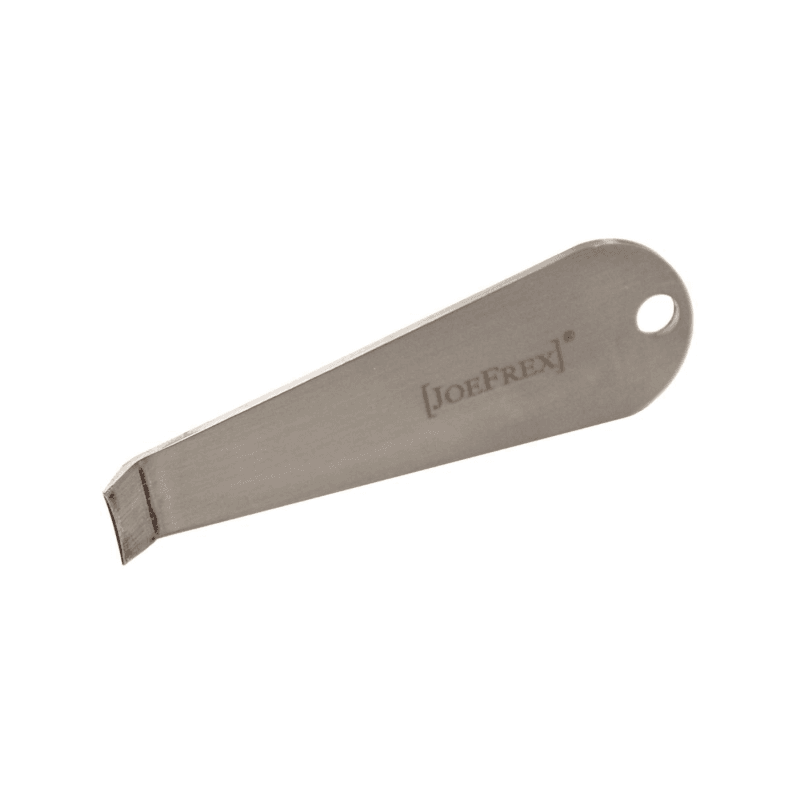 Filterkurvfjerner fra JoeFrex i rustfrit stål med graveret logo og hul til ophæng.