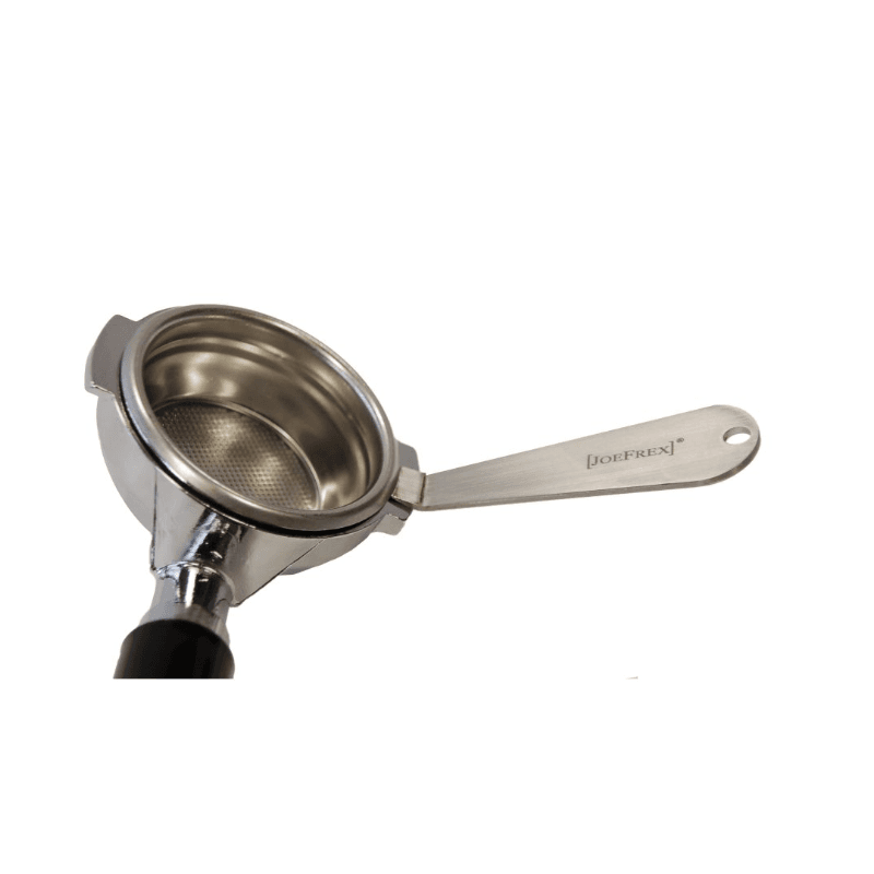 Filterkurvfjerner fra JoeFrex i brug til at løsne filterkurven fra et portafilter.