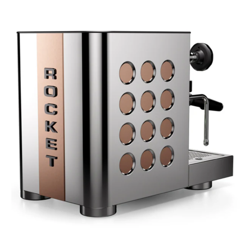 Bag- og sideperspektiv af Rocket Appartamento espressomaskine, hvor "Rocket"-logoet og de kobberfarvede detaljer står i kontrast til den rustfri ståloverflade.