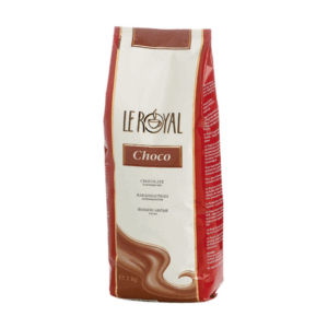 En rød og hvid pakke med Le Royal Choco kakao pulver. Emballagen viser produktets navn og beskrivelser som "Chocolate flavored mix" og "Kakaohaltiges Getränkepulver". Posen indeholder 1 kg kakaopulver til varme drikke.