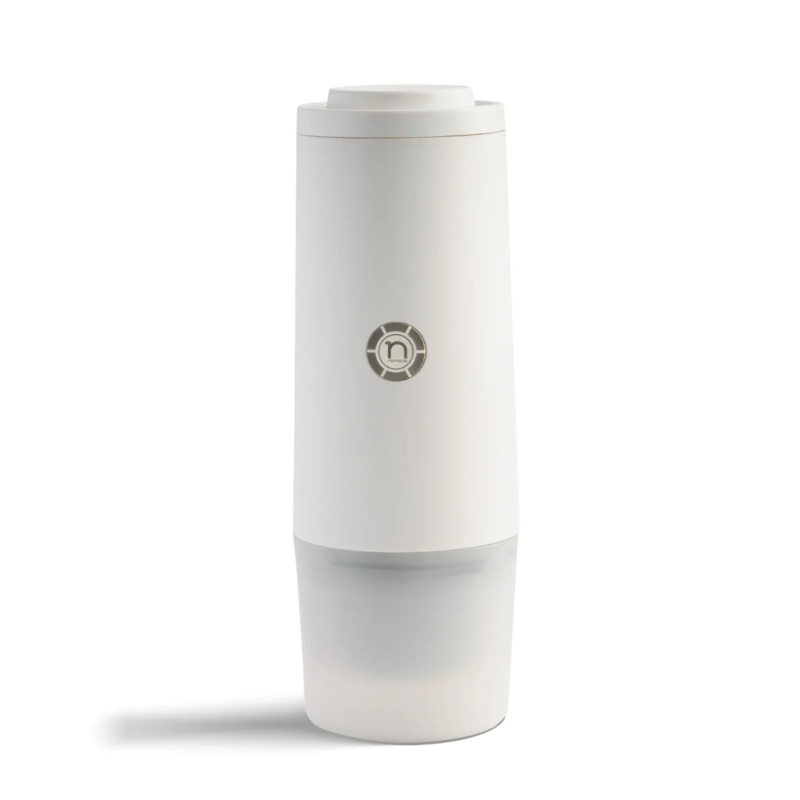 Nomious Prime Brew - hvid bærbar espressomaskine – Minimalistisk og stilfuld bærbar espressomaskine fra Nomious i hvid, designet til at brygge kvalitetskaffe hvor som helst.