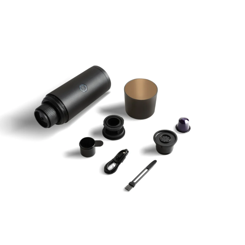 Sort Nomious PrimeBrew espressomaskine med tilbehør – Komplet sæt af PrimeBrew kaffemaskine med kapselholder, måleske og USB-oplader.