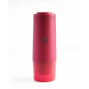 Nomious Prime Brew Berry - Farverig og Praktisk Kaffebrygger Billede af Nomious PrimeBrew i en iøjnefaldende bærfarvet udgave. En moderne, bærbar kaffebrygger med et stilfuldt design, ideel til daglig brug eller som en elegant gave til kaffeentusiaster.