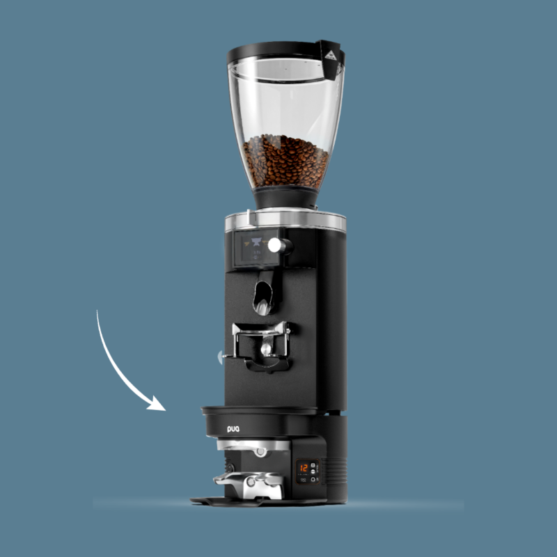 PUQpress M3 tamper kombineret med en espressokværn, hvilket viser den sømløse integration til kaffebrygningsstationer.