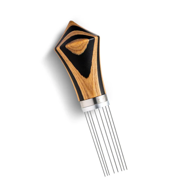 Pesado WDT Tool i farven Raya med ergonomisk træhåndtag og nåle til ensartet kaffefordeling.