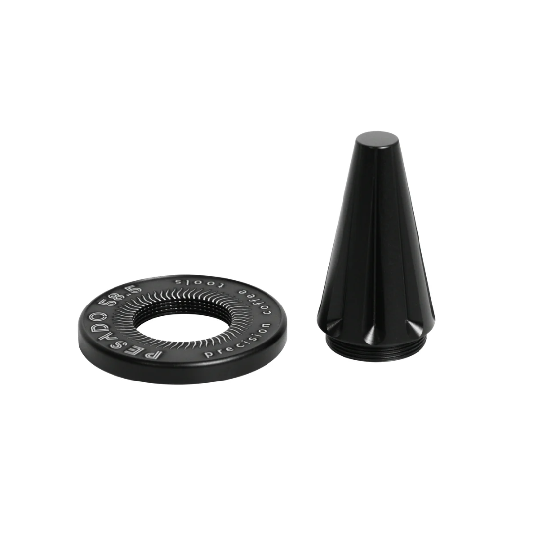 Pesado 58.5 WDT Tool Stand i sort aluminium, designet til præcis opbevaring af WDT-værktøj. Et stilrent og funktionelt tilbehør til espresso-entusiaster.