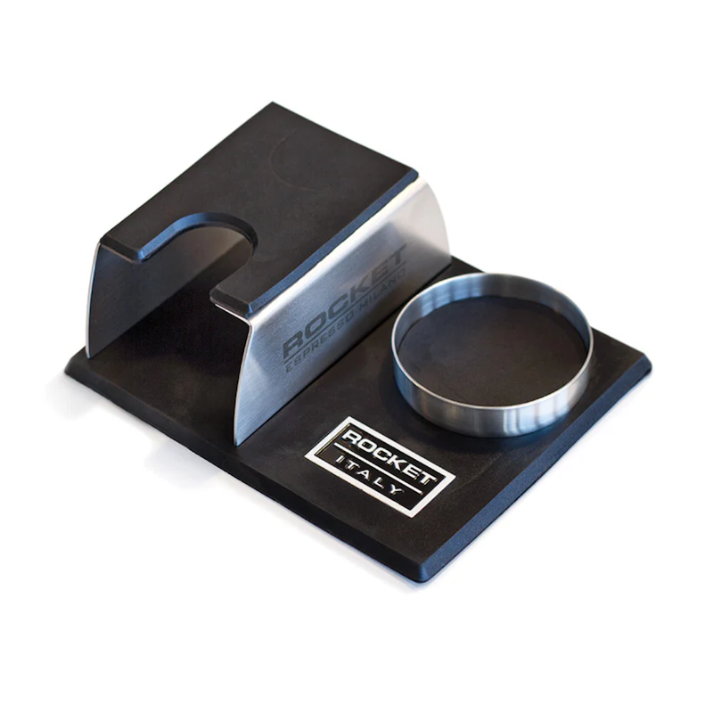 Rocket Tamper Station i sort og rustfrit stål, designet til stabil og præcis tampning af espresso. Med en indhak til portafilter og en rund tamperholder.