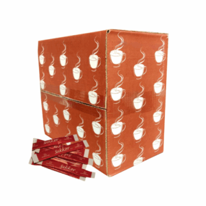 Brun papkasse med hvide kaffekop-illustrationer, indeholdende Sukker i Sticks – 600 x 3g fra KaffePartner. Foran kassen ligger flere røde sukkersticks med hvid skrift, der angiver "sukker" og mærket KaffePartner.