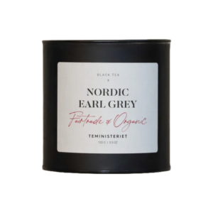 Teministeriet Nordic Earl Grey i tindåse. Sort te i dåse: En elegant sort dåse med etiketten "Nordic Earl Grey – Fairtrade & Organic" fra Teministeriet. Dåsen indeholder økologisk og fairtrade-certificeret sort Earl Grey-te.