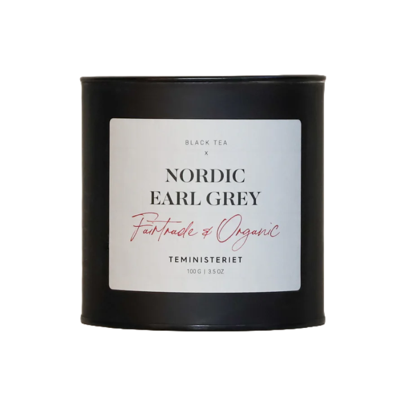 Teministeriet Nordic Earl Grey i tindåse. Sort te i dåse: En elegant sort dåse med etiketten "Nordic Earl Grey – Fairtrade & Organic" fra Teministeriet. Dåsen indeholder økologisk og fairtrade-certificeret sort Earl Grey-te.