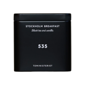 Sort metaldåse med hvid tekst, der viser " 535 Stockholm Breakfast" sort te med vanilje fra Teministeriet.