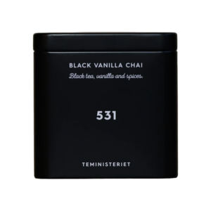 Sort metaldåse med te – Teministeriet No. 531 Black Vanilla Chai i en elegant sort metaldåse med hvid skrift. Beskrivelse af teen angiver sort te, vanilje og krydderier.