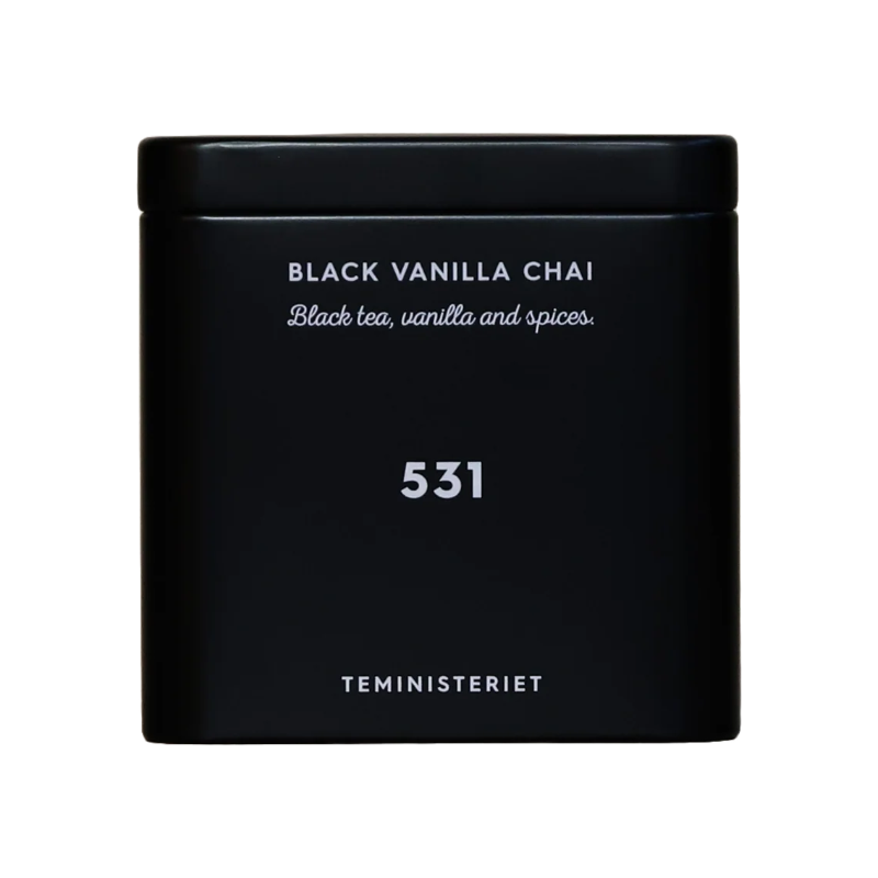 Sort metaldåse med te – Teministeriet No. 531 Black Vanilla Chai i en elegant sort metaldåse med hvid skrift. Beskrivelse af teen angiver sort te, vanilje og krydderier.