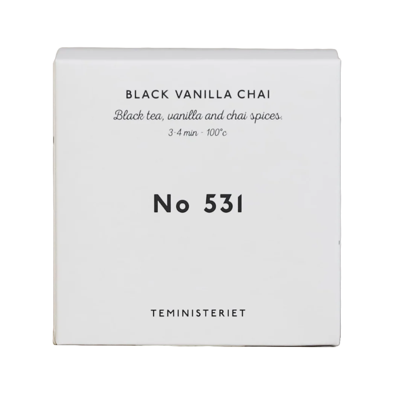 Teministeriet No. 531 Black Vanilla Chai te i en minimalistisk hvid æske. Æskens forside har sort skrift med produktnavnet "Black Vanilla Chai" øverst, efterfulgt af en beskrivelse af ingredienserne: sort te, vanilje og chai-krydderier. Under dette er bryggeanbefalingen angivet som 3-4 minutter ved 100°C. I midten står produktnummeret "No 531" i fed skrift, og nederst ses mærket "Teministeriet". Baggrunden er neutral, hvilket giver et elegant og stilrent udtryk.