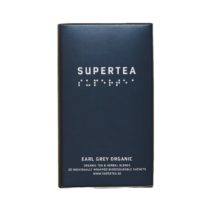 Supertea Earl Grey æske. En mørkeblå æske med teksten "Supertea" og "Earl Grey Organic". Økologisk Earl Grey te fra Supertea, pakket i en bæredygtig æske med 20 individuelt indpakkede tebreve.