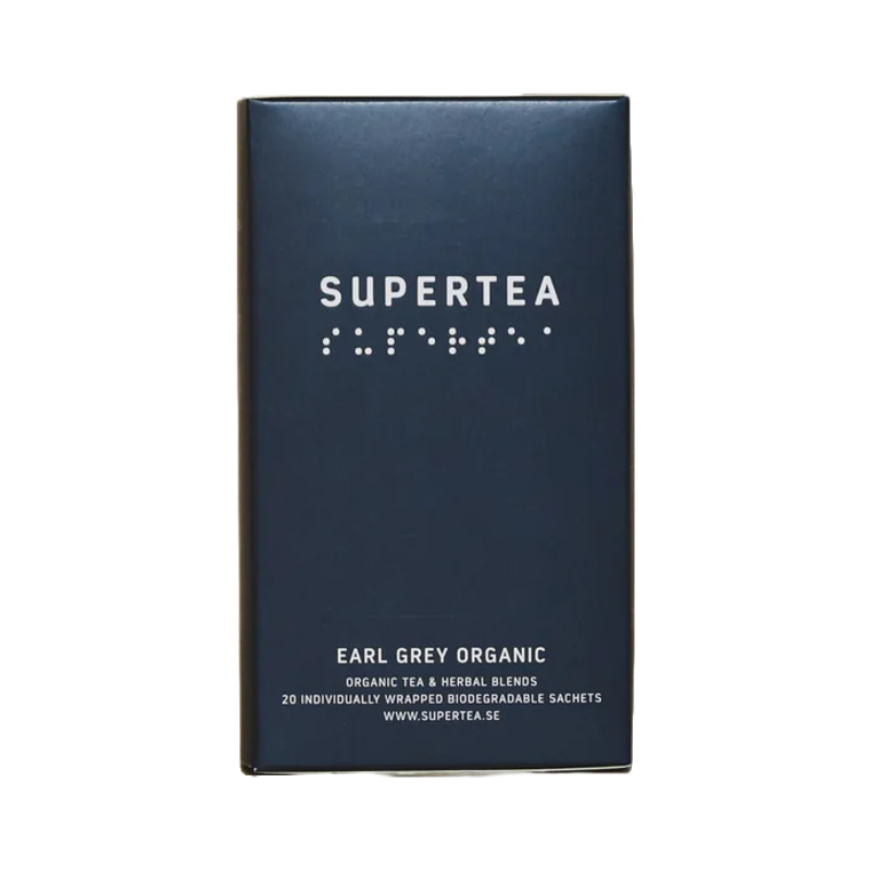 Supertea Earl Grey æske. En mørkeblå æske med teksten "Supertea" og "Earl Grey Organic". Økologisk Earl Grey te fra Supertea, pakket i en bæredygtig æske med 20 individuelt indpakkede tebreve.