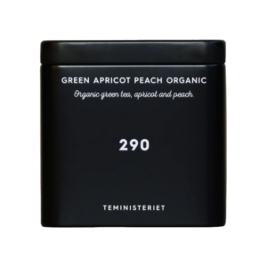 Teministeriet 290 Green Apricot Peach Organic te i sort metaldåse – En sort, firkantet metaldåse fra Teministeriet med teksten "Green Apricot Peach Organic" samt ingredienserne grøn te, abrikos og fersken trykt i hvid skrift.